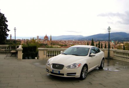 Jaguar XF a Firenze - TurismoinAuto.com